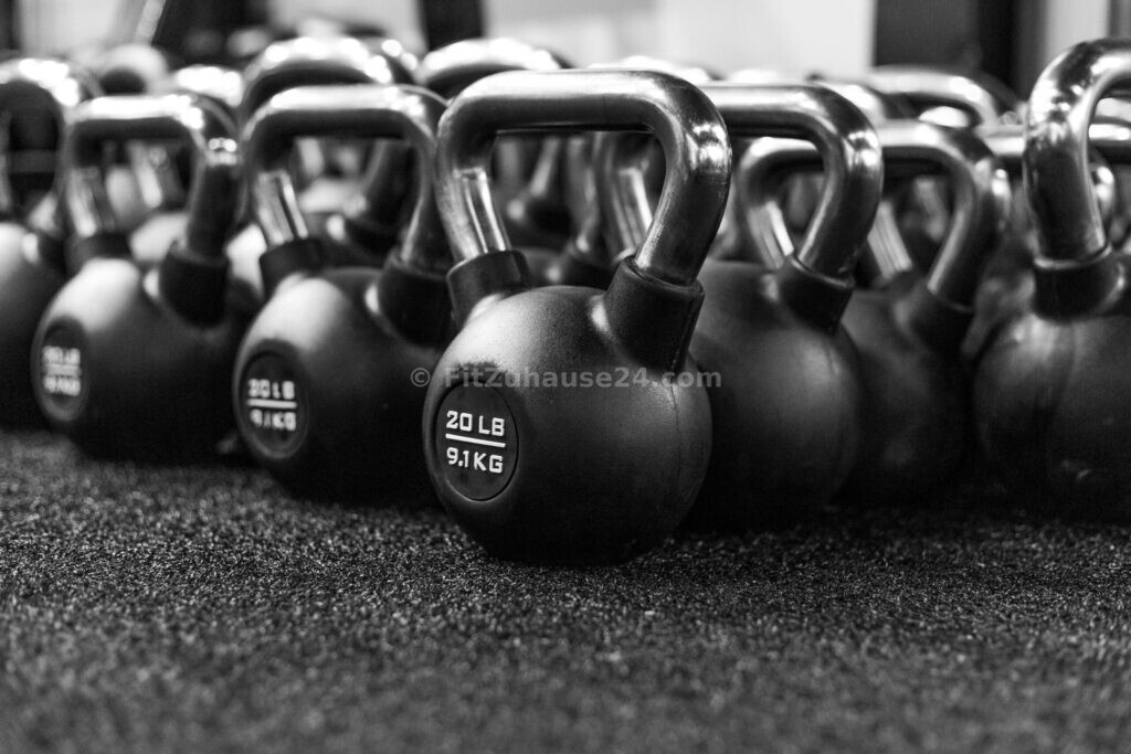Schwarze Kettlebells in verschiedenen Gewichten für Krafttraining