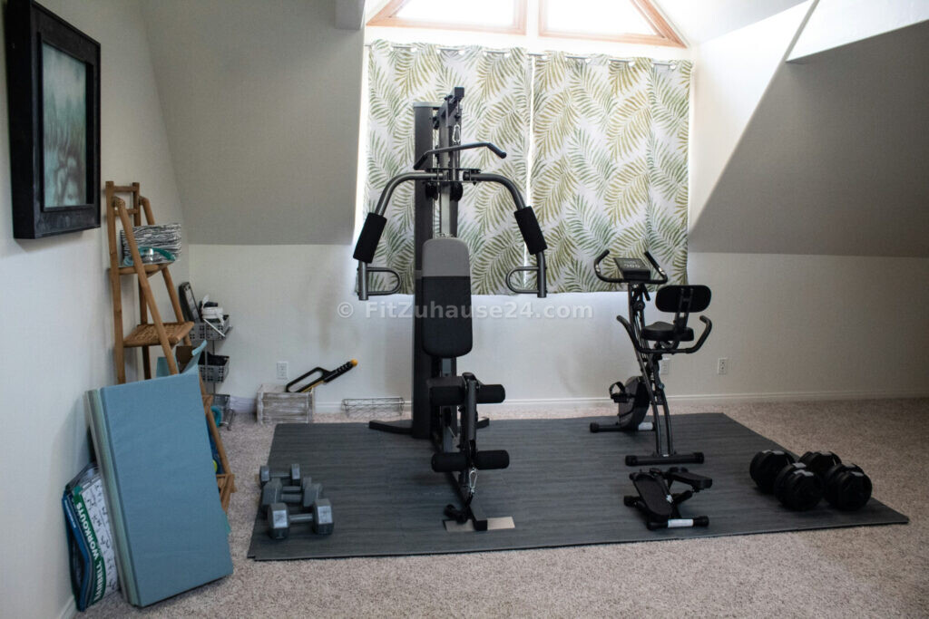 Kleines Homegym zuhause mit Kraftstation, Heimtrainer und Kurzhanteln
