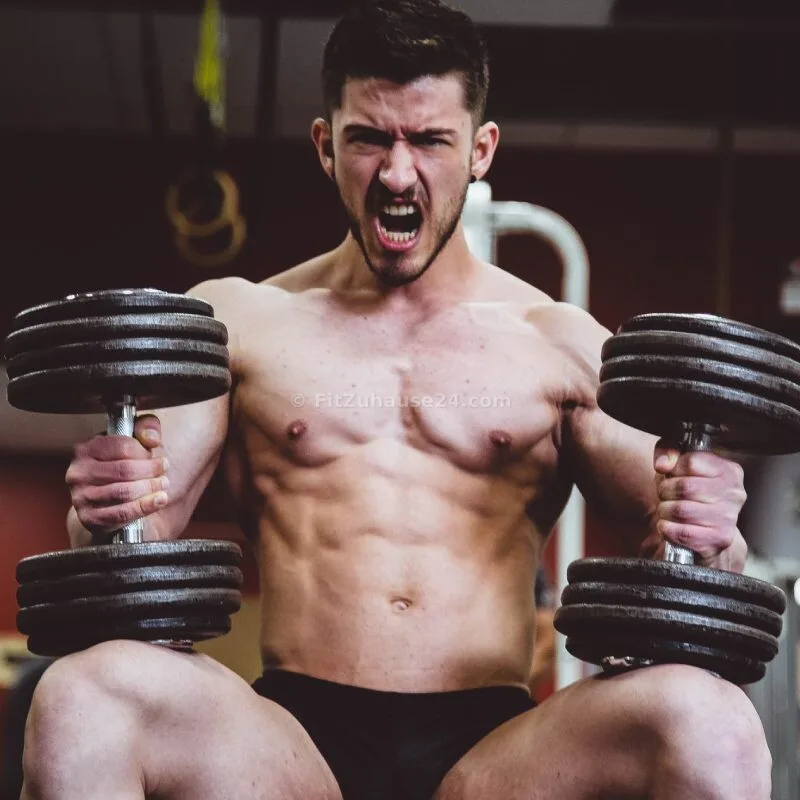 Krafttraining mit Kurzhanteln Mann trainiert mit Kurzhanteln beim Krafttraining