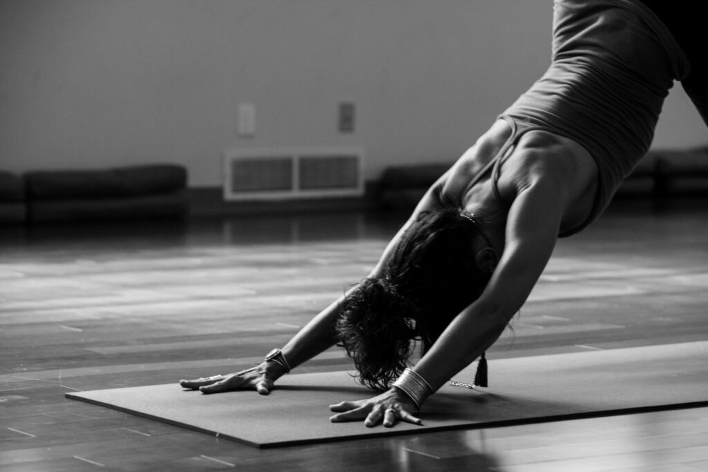 Person macht eine Yoga-Übung auf einer Yogamatte
